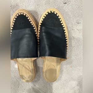 CHANEL 18C navy/black Leather+Grosgrain CC Cap Toe Espadrille Mule sz 41